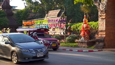 Songthaew-Rojo-Típico-Estacionado-En-La-Calle-En-Chiang-Mai