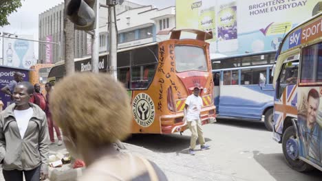 Kenya,-Nairobi-Parada-De-Autobús-Gente-Esperando-A-Que-Salga-El-Autobús