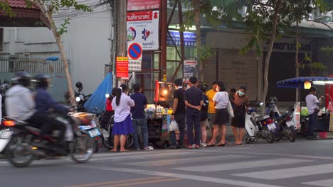Einheimische-Leute-Versammelten-Sich-An-Einem-Typischen-Straßenessensstand-In-Chiang-Mai,-Thailand
