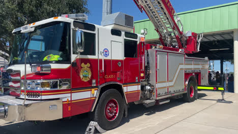 Outdoor-Public-Exhibition-Presentation-of-Fire-Truck-with-Flashing-Lights-at-Temple-Terrace-Fire-Station-Florida,-Visitors-Discovering-the-Firefighting-Vehicle-Equipment