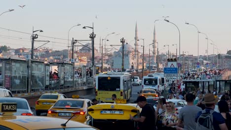 Istanbul,-Türkei---09.-Juli-2022:-Autos-Blockiert,-Wartend,-In-Einer-Straße,-Im-Chaos,-Während-Eines-Staus-In-Istanbul,-Zur-Hauptverkehrszeit,-Im-Stadtzentrum-Von-Istanbul,-Dem-Wichtigsten-Verkehrsknotenpunkt-Der-Türkei