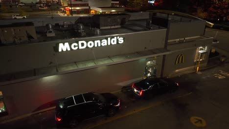 Mcdonalds-Durchfahrt-Bei-Nacht
