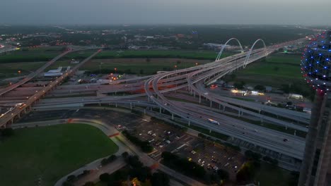 Dallas-Texas-Interstate-Highway-Bei-Nacht