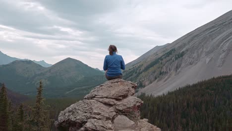 Wanderer,-Der-Auf-Einem-Felsvorsprung-Sitzt-Und-Fotos-Von-Bergen-Macht,-Näherte-Sich-Kananaskis,-Alberta,-Kanada