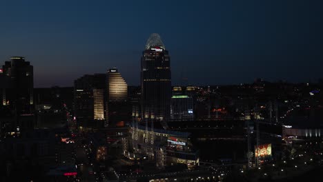 Luftaufnahme-über-Den-Ballpark-Zum-Great-American-Tower,-Abenddämmerung-In-Cincinnati,-Ohio,-USA---Nähert-Sich,-Drohnenaufnahme