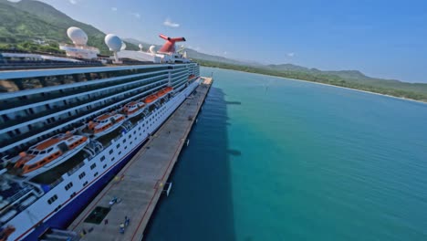 Festgemachtes-Großes-Kreuzfahrtschiff-Im-Touristenhafen-Amber-Cove,-Puerto-Plata-In-Der-Dominikanischen-Republik
