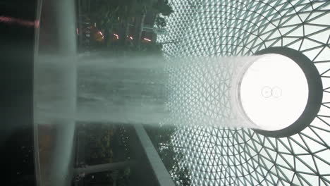 Vertikale-Des-Singapur-Wasserfalls-Im-Flughafen-Changi