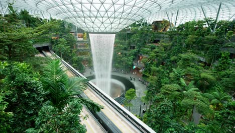 El-Complejo-Comercial-Y-De-Entretenimiento-Del-Aeropuerto-Jewel-Changi,-Con-Temática-De-La-Naturaleza,-Está-Cercado-Y-Conectado-Con-El-Aeropuerto-De-Changi-En-Singapur
