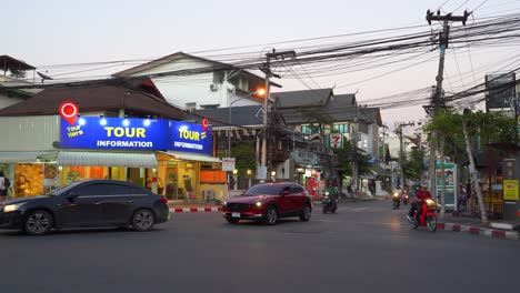 Touristische-Ansicht-In-Chiang-Mai-Thailand-Mit-Infozentrum-Und-Taxi