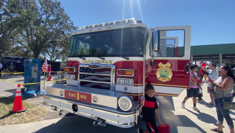 Roter-Feuerwehrwagen-Auf-Dem-Display-Bei-Brandschutzveranstaltung,-Nahaufnahme,-Damit-Die-Öffentlichkeit-Erfahrungen-Sammeln-Und-Fotos-In-Tampa-Bay,-Florida,-Machen-Kann