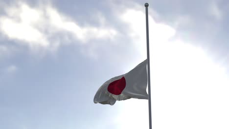 Bandera-De-Japón-A-Media-Asta-En-El-Viento