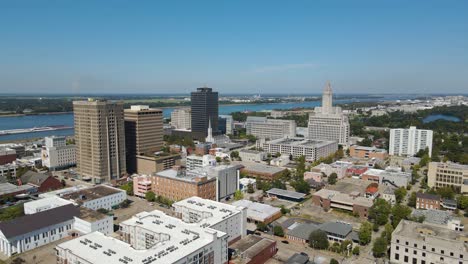 El-Centro-De-Baton-Rouge,-Louisiana-Y-El-Edificio-Del-Capitolio-Aéreo-Descendente
