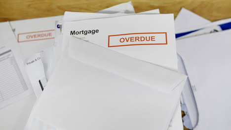 Ein-Stapel-Von-Rechnungen-Und-Schulden-Mit-Einem-überfälligen-Kündigungsschreiben-Für-Eine-Hypothek