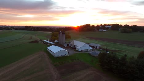 Pennsylvania-farm-at-sunrise