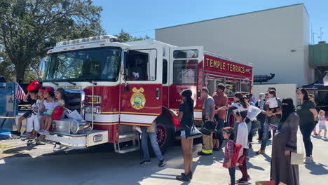 Die-Feuerwache-Temple-Terrace-Veranstaltet-Eine-Brandschutzveranstaltung-Für-Kinder-Im-Vorschulalter-In-Ihrer-Feuerwache-In-Tampa,-Florida