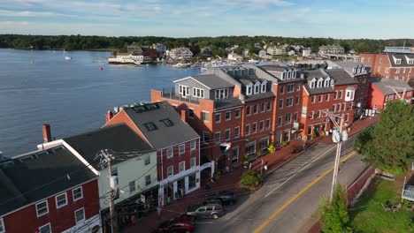 Restored-buildings-along-waterfront-of-Piscataqua-River-in-historic-district