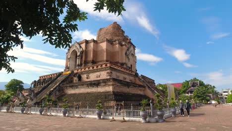 Dos-Turistas-Caminando-Por-Los-Terrenos-Del-Templo-De-Wat-Chedi-Luang-En-Chiang-Mai,-Tailandia