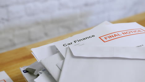 Una-Pila-De-Facturas-Y-Cartas-Con-Aviso-Final-Para-Deudas-De-Financiación-De-Automóviles