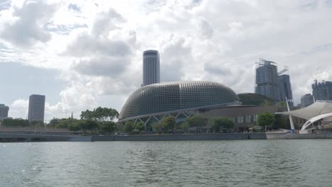 Esplanade-Konzerthalle-Mit-Zentralem-Geschäftsviertel-Im-Hintergrund,-Singapur