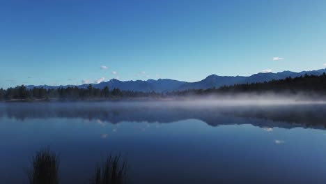 Niebla-Del-Lago-Con-Montañas-Y-Bosque-Timelapse-Enid-Columbia-Británica-Canadá