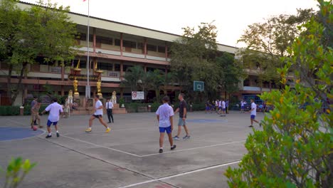 Extranjeros-Jugando-Al-Fútbol-Con-Escolares-Tailandeses-En-El-Terreno-Escolar