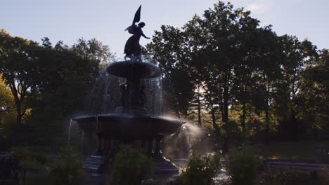 Engel-Der-Wasserstatue-Am-Bethesda-Terrassenbrunnen-Central-Park-New-York-City-Manhattan-Am-Sonnigen-Morgen,-Städtische-Architekturdenkmalkunst-Und-Fließendes-Wasser