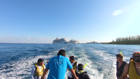 Boot-Bewegt-Sich-Schnell-Im-Meer-Mit-Touristen-Und-Tauchern-Zum-Schnorcheln-Und-Tauchen-In-Mexiko-|-Touristen-Werden-Eine-Schnorchel--Und-Tauchtour-Im-Boot-Vom-Videohintergrund-Des-Kreuzfahrtschiffs-Genießen