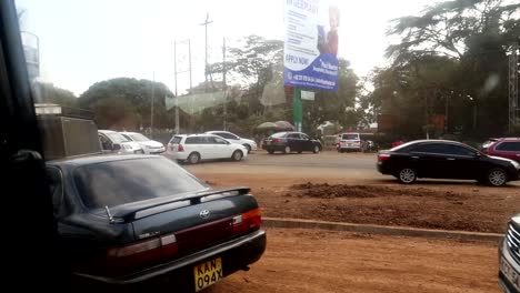 Hand-held-shot-of-a-very-busy-junction-on-a-dirt-road-in-Nairobi,-Kenya,-Africa