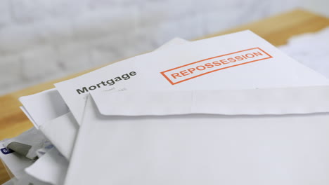 Ein-Stapel-Rechnungen-Und-Briefe-Mit-Rücknahmebescheid-Einer-Hypothekenbank