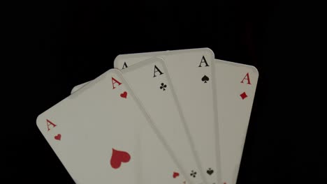 Vier-Spielkarten-Werden-Verbrannt