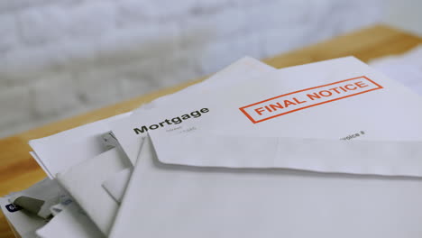 Ein-Stapel-Rechnungen-Und-Briefe-Mit-Endfälliger-Kündigung-Für-Hypothekenschulden