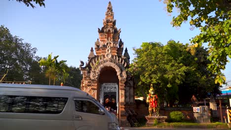 Beautiful-temple-gate-in-Chiang-Mai-Thailand-with-street-traffic