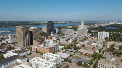 Downtown-Baton-Rouge,-Louisiana-Und-Capitol-Building-Aus-Der-Luft-Aufsteigend