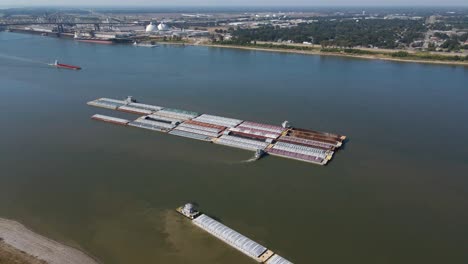 Tugboat-Pushing-Barges-on-Mississippi-River-in-Baton-Rouge,-Louisiana-Aerial-Tracking-Right