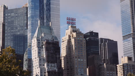 Urbanes-Stadtbild,-Historische-Und-Moderne-Architekturtürme-Gebäude-In-Der-Innenstadt,-New-York-City-Manhattan-Usa,-Essex-House-Hotelgebäude-Umgeben-Von-Verglasten-Türmen