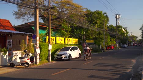 Calle-Vecinal-En-Chiang-Mai,-Tailandia-Con-Tráfico-Durante-La-Puesta-De-Sol-En-Cámara-Lenta
