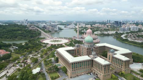 Revealing-shot-of-Putra-Mosque-from-behind-Prime-Minister's-Office-in-Putrajaya