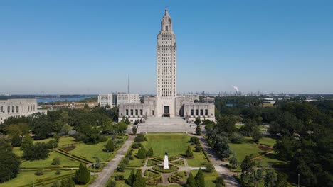 Capitol-Building-in-Downtown-Baton-Rouge,-Louisiana-Aerial-Ascending