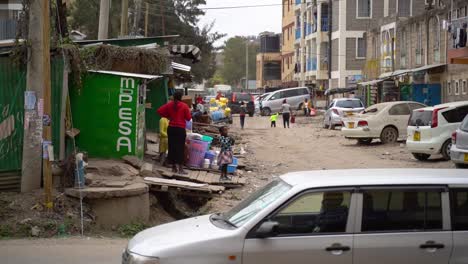 Kenia-Stadt-Nairobi-Armut-Traf-Straße.-Nicht-Asphaltierte-Straße