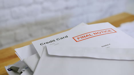 Ein-Stapel-Rechnungen-Und-Briefe-Mit-Endgültiger-Mahnung-Für-Kreditkartenschulden