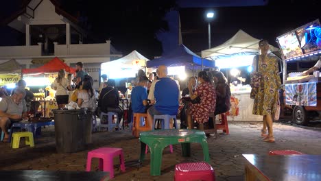 Ajetreado-Mercado-Nocturno-De-Comida-En-El-Sudeste-Asiático-Con-Gente