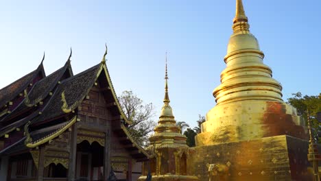 Langsame-Neigung-Nach-Unten-über-Tempelgelände-Mit-Touristen-Im-Wat-Phra-Singh-In-Chiang-Mai,-Thailand