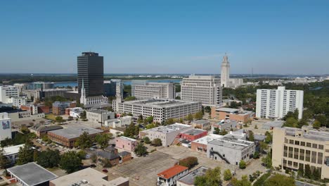 Downtown-Baton-Rouge,-Louisiana-Und-Capitol-Building-Absteigend