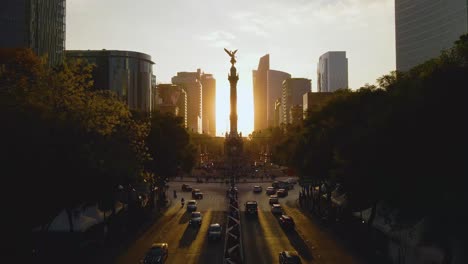 Erlöser-Engel-Der-Unabhängigkeitssilhouette,-Die-Sich-Um-Die-Menschen-In-Mexiko-Kümmert