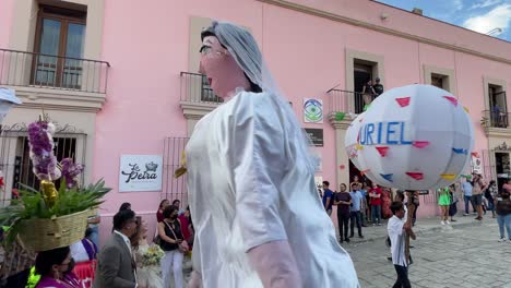 Zeitlupenaufnahme-Einer-Traditionellen-Hochzeitsfeier-In-Der-Stadt-Oaxaca-Mit-Tanzender-Schaufensterpuppe-Der-Braut