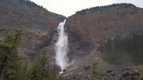 Großer-Wasserfall-Takakkaw-Falls-Yoho-Nationalpark-Britisch-Kolumbien-Näherte-Sich-Neigung