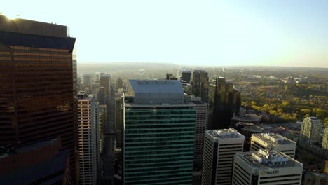 Luftbild-Vor-Dem-Tc-Energy-Tower-In-Der-Innenstadt-Von-Calgary,-Goldene-Stunde-In-Kanada---Aufsteigend,-Drohne-Geschossen