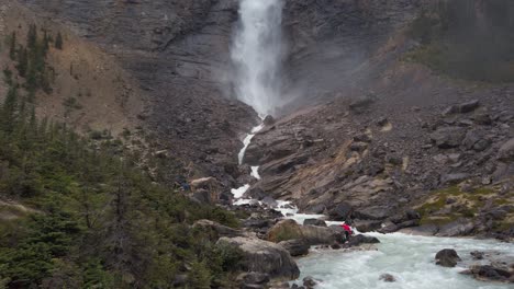 Großer-Wasserfall-Takkakaw-Falls-Yoho-Nationalpark-Britisch-Kolumbien-Touristen-Kippen-Nach-Oben