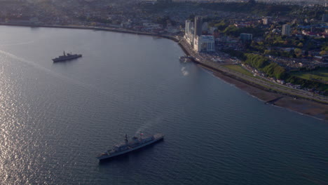 Luftbild-Von-Zwei-Fregatten-Der-Chilenischen-Marine-Vor-Der-Küste-Von-Puerto-Montt-Bay