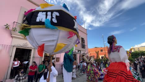 Zeitlupenaufnahme-Einer-Traditionellen-Hochzeitsfeier-In-Der-Stadt-Oaxaca-Mit-Den-Mannequins,-Die-Um-Die-Traditionellen-Heißluftballons-Tanzen